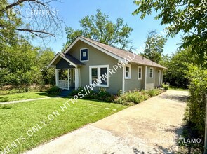 1834 Center St in San Antonio, TX - Building Photo - Building Photo