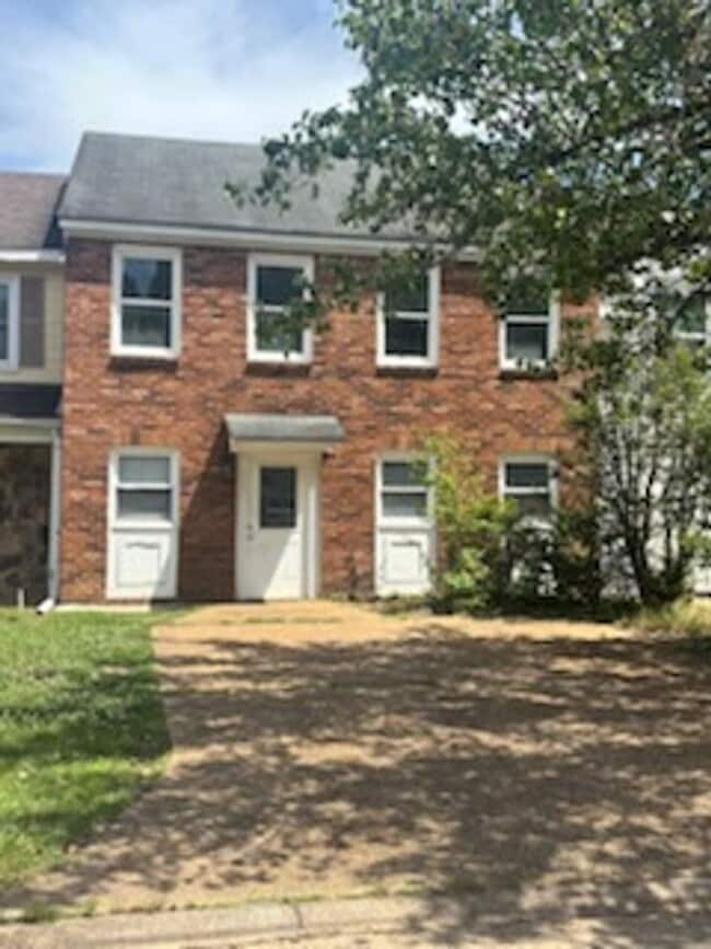 property at 352 Brookwood Lake Pl