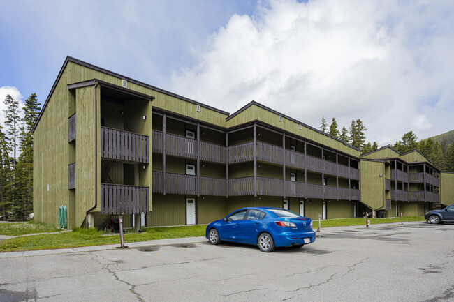 526C Cougar St in Banff, AB - Building Photo - Building Photo