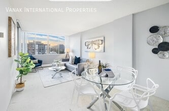 2008-2008 Fullerton Ave in North Vancouver, BC - Building Photo - Building Photo