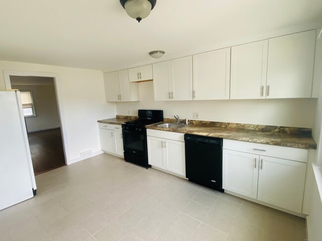 35 Harding Ave in Stratford, CT - Building Photo - Building Photo