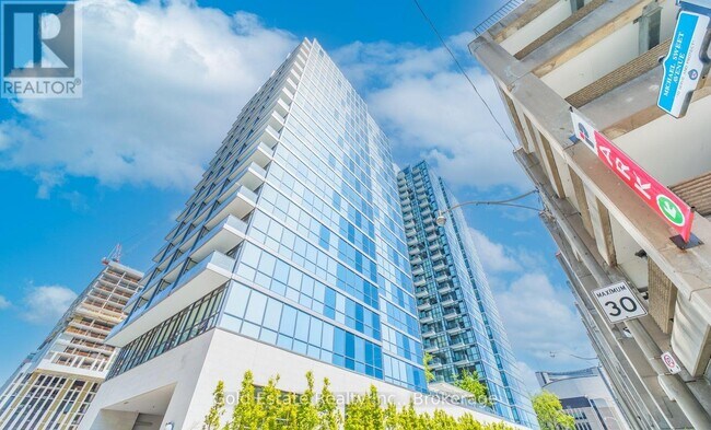 210 Simcoe St in Toronto, ON - Building Photo - Building Photo