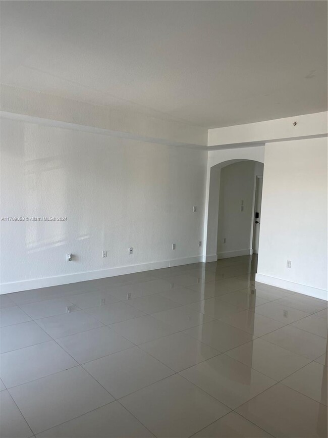 8838 W Flagler St in Miami, FL - Building Photo - Building Photo