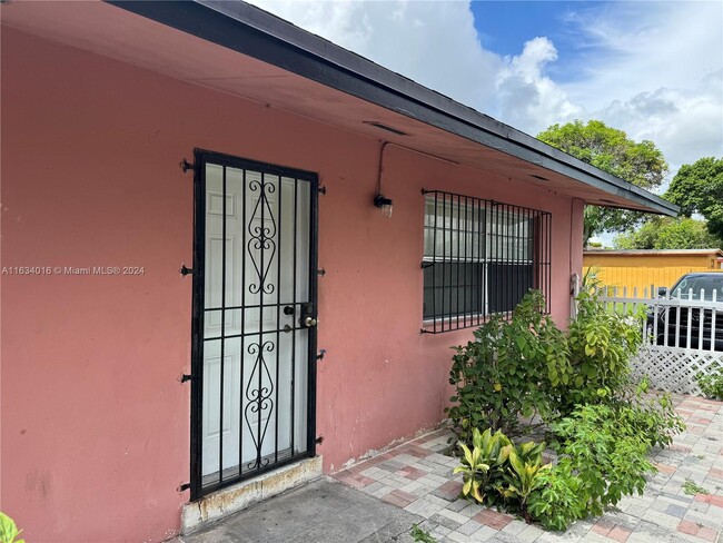 310 SW 27th Terrace-Unit -1-2 in Fort Lauderdale, FL - Foto de edificio - Building Photo