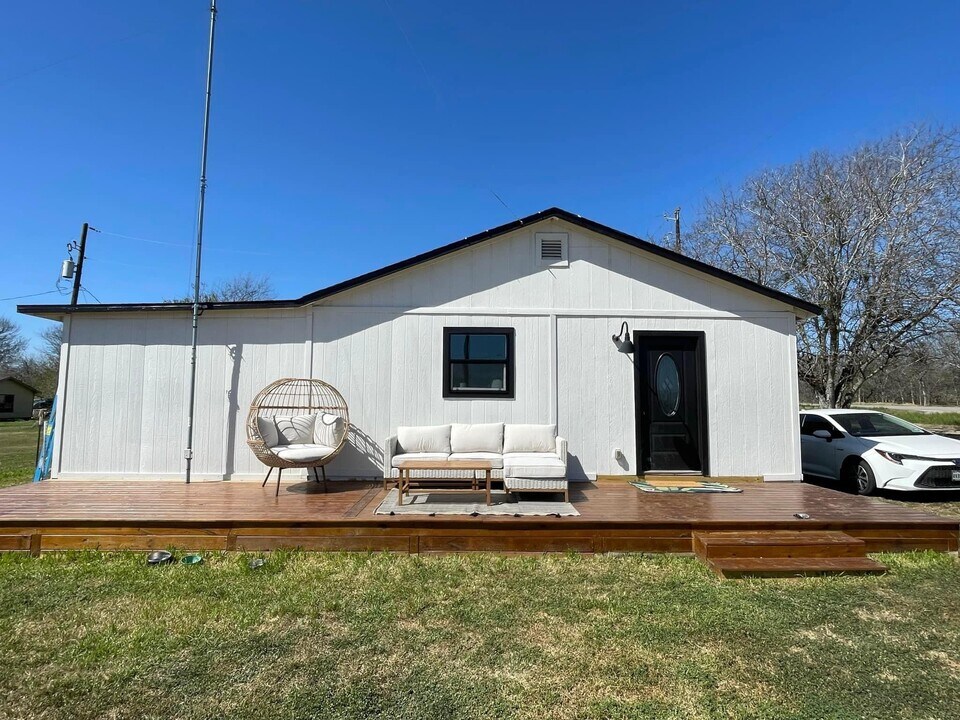 8412 US-87 in Stockdale, TX - Building Photo