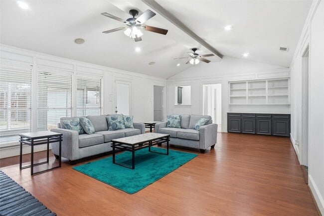 1329 Mackie Dr in Richardson, TX - Foto de edificio - Building Photo