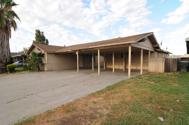 8123 Albany Dr in Stockton, CA - Foto de edificio - Building Photo