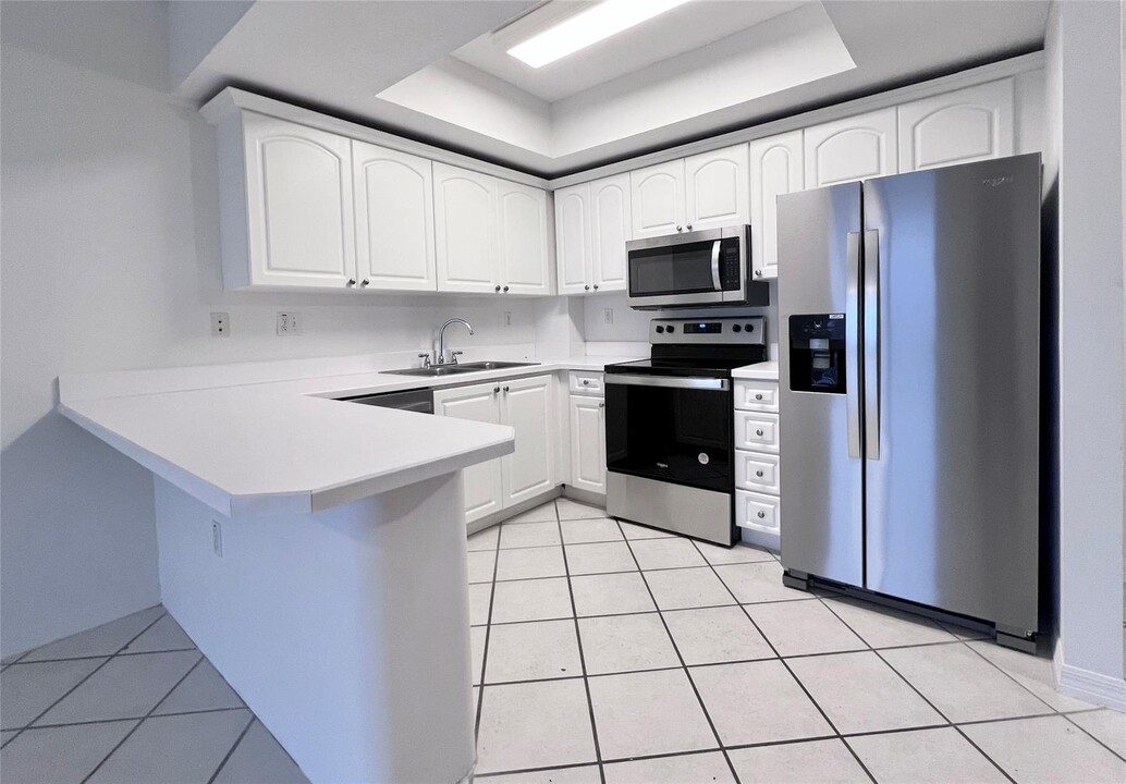 3500 Coral Way, Unit 1211 in Coral Gables, FL - Building Photo