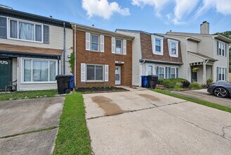 2048 Lyndora Rd in Virginia Beach, VA - Building Photo - Building Photo