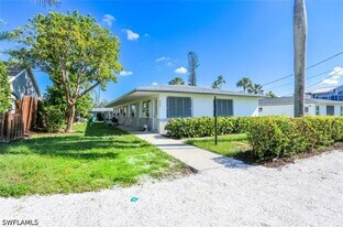 2777 Shoreview Dr in Naples, FL - Building Photo