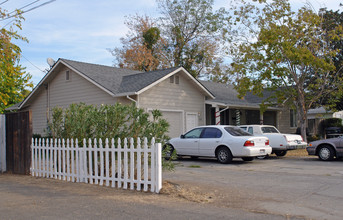 1053 Las Palmas Ave in Sacramento, CA - Building Photo - Building Photo