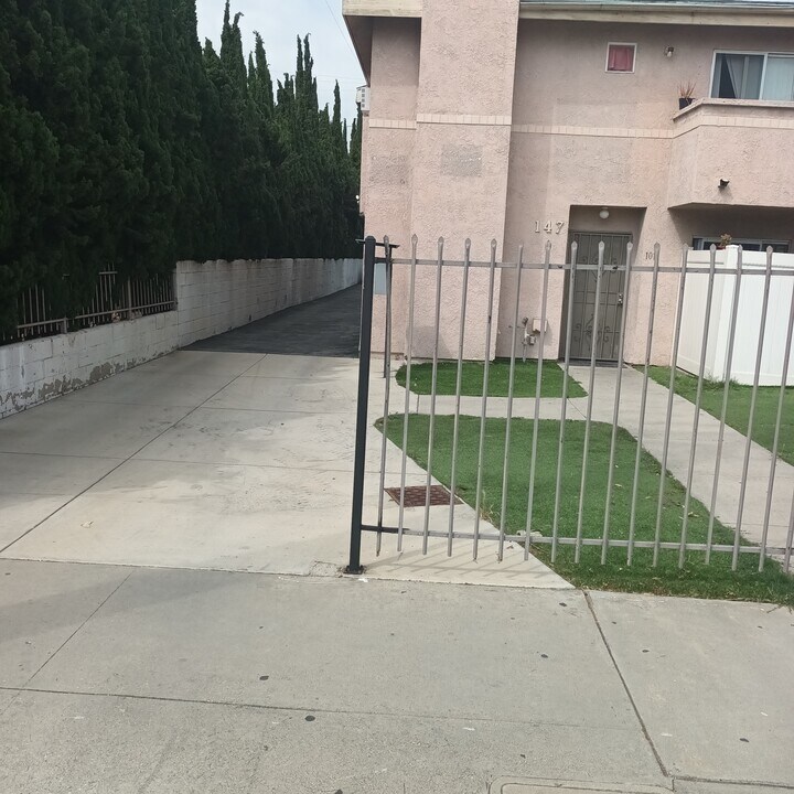 147 E Avenue 43 in Los Angeles, CA - Building Photo
