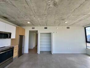 321 NW 31st St, Unit B2 in Miami, FL - Building Photo - Building Photo