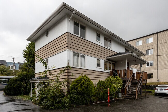 2612 Lonsdale Ave in North Vancouver, BC - Building Photo - Building Photo