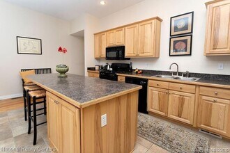 143 E Main St in Northville, MI - Foto de edificio - Building Photo