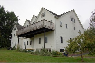 44 Belchertown Rd in Amherst, MA - Foto de edificio - Building Photo