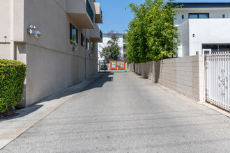 Country Club Condominiums in Sherman Oaks, CA - Building Photo - Building Photo