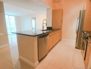 951 Brickell Ave, Unit 2405 in Miami, FL - Building Photo - Building Photo