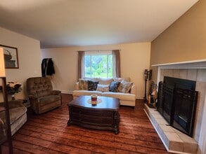 1171 Laural Ln in Ballston Spa, NY - Foto de edificio - Building Photo