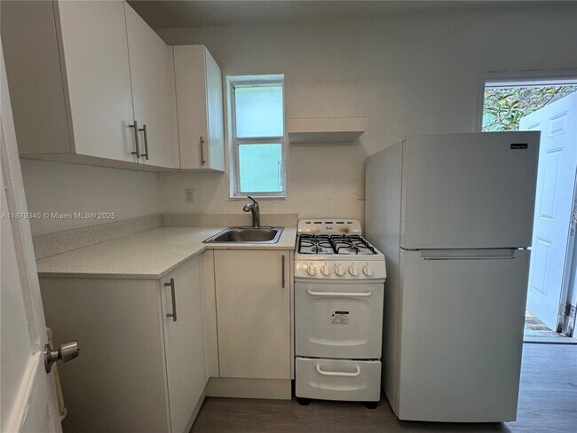 480 SW 10th St in Miami, FL - Building Photo - Building Photo