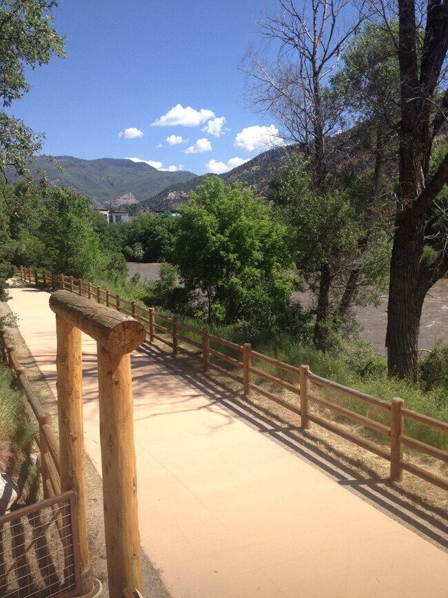 2822 Hager Ln in Glenwood Springs, CO - Foto de edificio - Building Photo