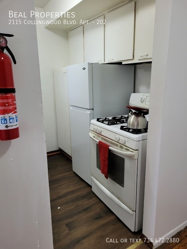 2115 Collingwood Blvd in Toledo, OH - Building Photo - Building Photo