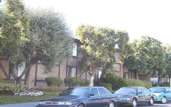 Fulton Village Apartments in Van Nuys, CA - Foto de edificio - Building Photo