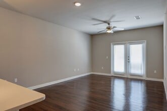 Falcon at Grand Harbor in Katy, TX - Foto de edificio - Building Photo