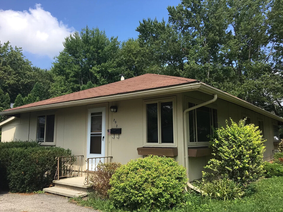 200 Race St in Berea, OH - Foto de edificio