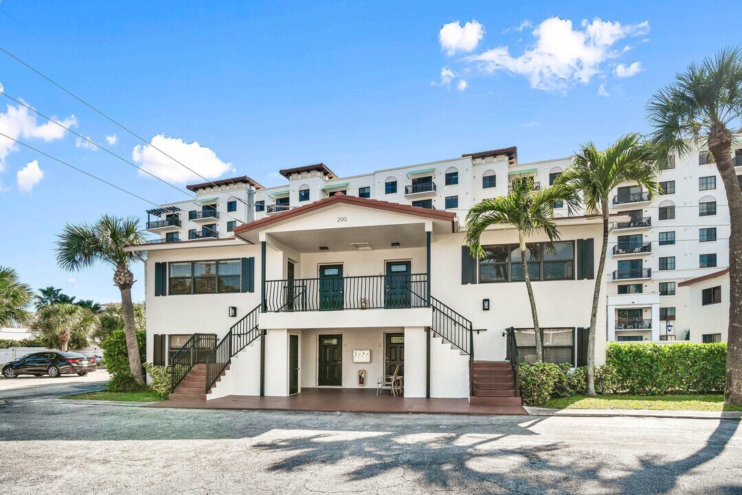 200 SW 7th St in Boca Raton, FL - Building Photo