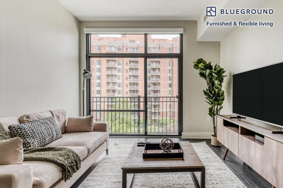 4901 Montgomery Ln in Bethesda, MD - Building Photo