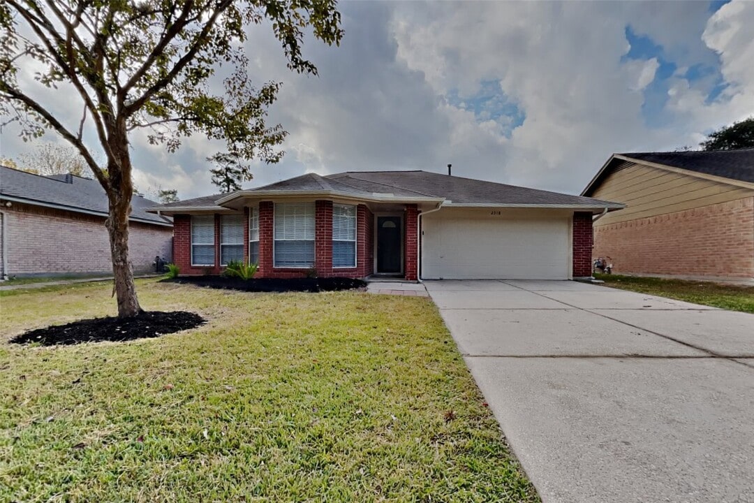 2318 Friarwood Trail in Houston, TX - Building Photo
