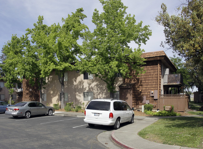 Monument Arms Apartments in Fairfield, CA - Building Photo - Building Photo