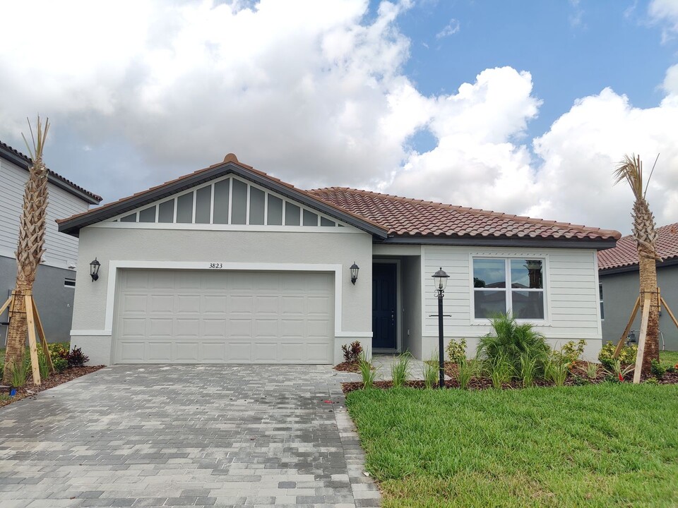 3823 Savanna Palms Ct in Bradenton, FL - Foto de edificio