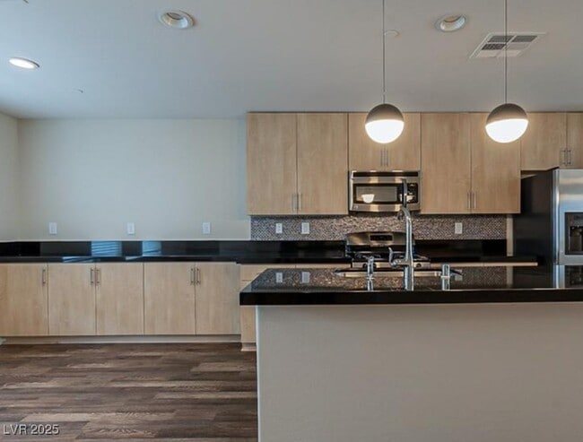 9050 W Tropicana Ave in Las Vegas, NV - Building Photo - Building Photo