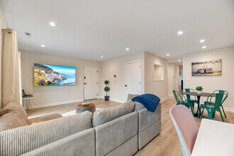 2316 W Estes Ave in Chicago, IL - Building Photo - Building Photo