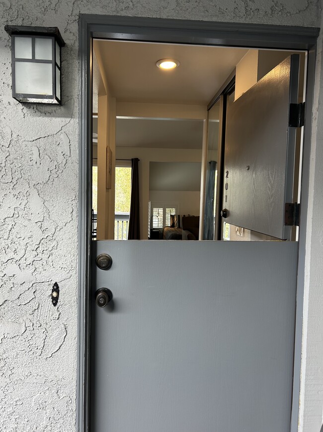 16912 Pacific Coast Hwy, Unit 201 in Sunset Beach, CA - Foto de edificio - Building Photo