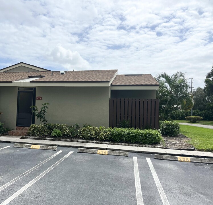 172 Meadows Dr in Boynton Beach, FL - Building Photo