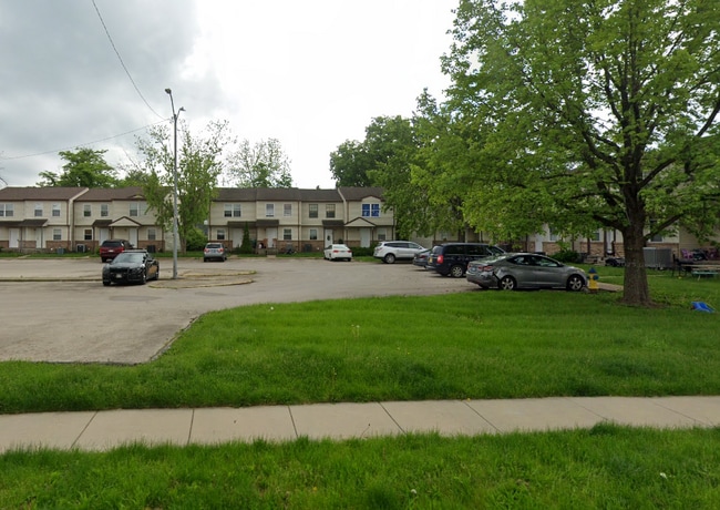 950 Edgar Dr in Charleston, IL - Foto de edificio - Building Photo