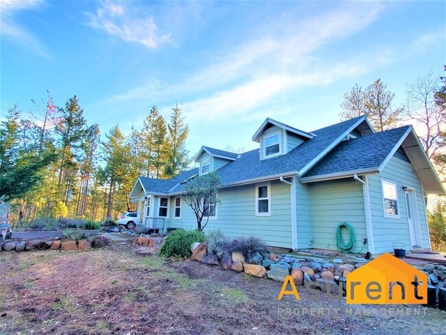2602 Zemke Rd in Talent, OR - Building Photo - Building Photo
