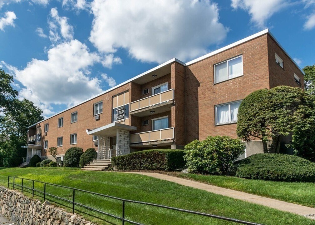 32 Jacqueline Rd in Waltham, MA - Building Photo