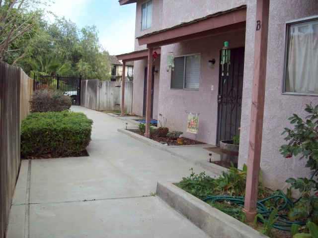 5917 Fairfax Rd in Bakersfield, CA - Foto de edificio - Building Photo