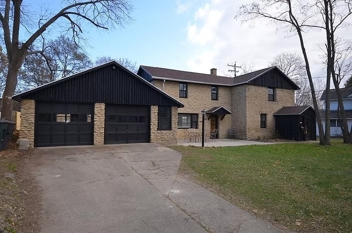 119 S 4th St in Whitewater, WI - Building Photo