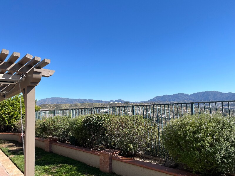 19112 Olympic Crest Dr in Santa Clarita, CA - Building Photo