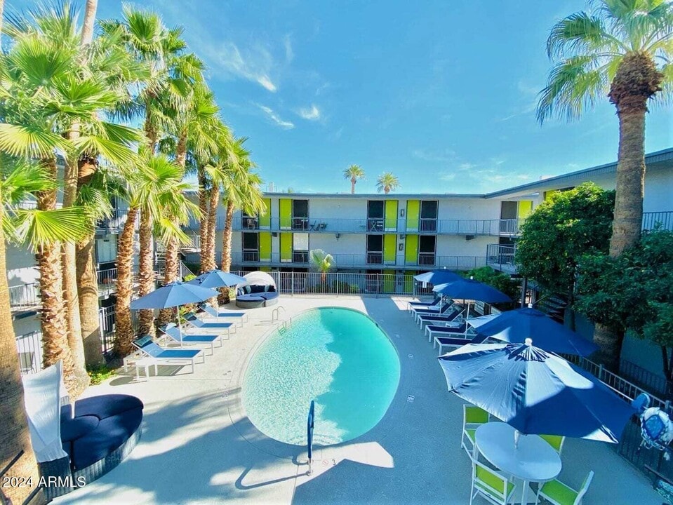 1601 W Camelback Rd in Phoenix, AZ - Building Photo