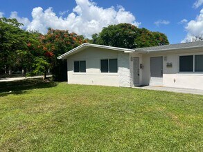11942 SW 81st Rd in Pinecrest, FL - Building Photo - Building Photo