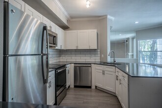 LADERA APARTMENTS in Dallas, TX - Building Photo - Interior Photo