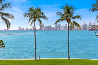 5325 Fisher Island Dr in Miami Beach, FL - Foto de edificio - Building Photo