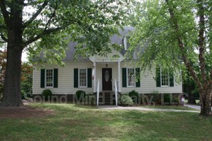 1617 Burnt Mill Rd in Rocky Mount, NC - Building Photo