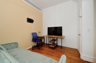 649 9th Ave in New York, NY - Building Photo - Building Photo